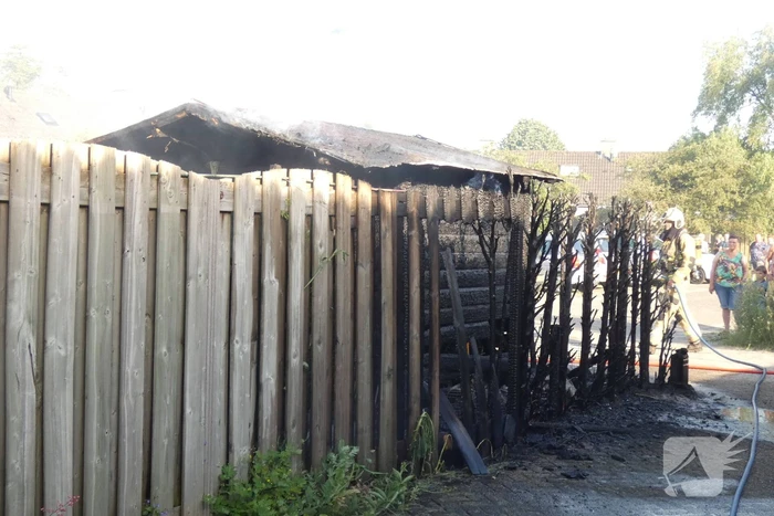 Schuur en conifeer verwoest door brand