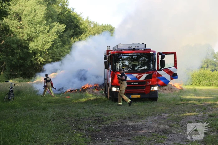 Veel rook door brand in berg gemaaid gras