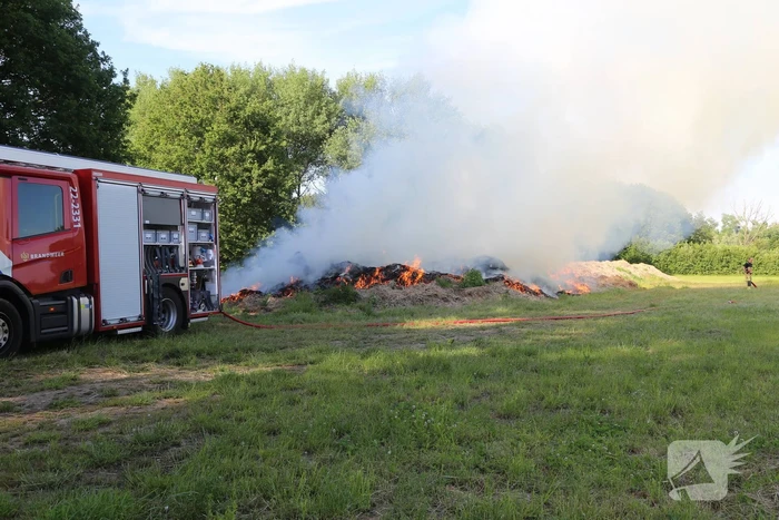 Veel rook door brand in berg gemaaid gras