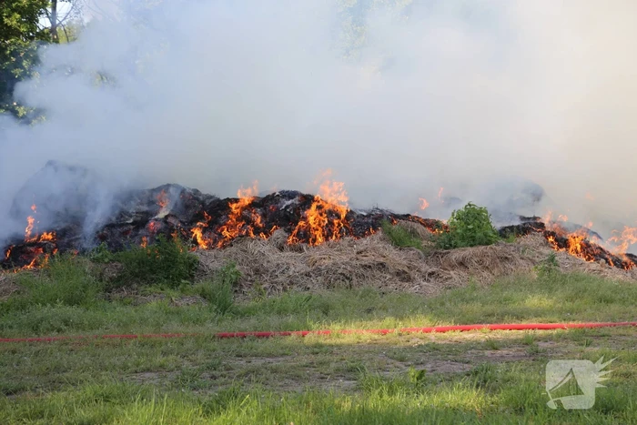 Veel rook door brand in berg gemaaid gras