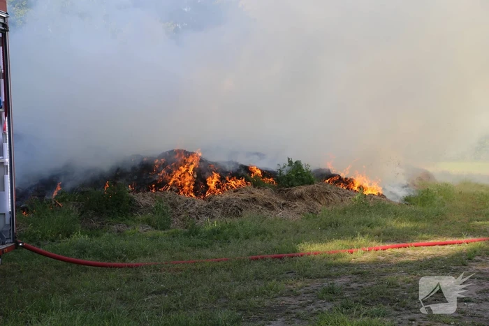 Veel rook door brand in berg gemaaid gras