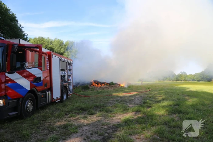 Veel rook door brand in berg gemaaid gras