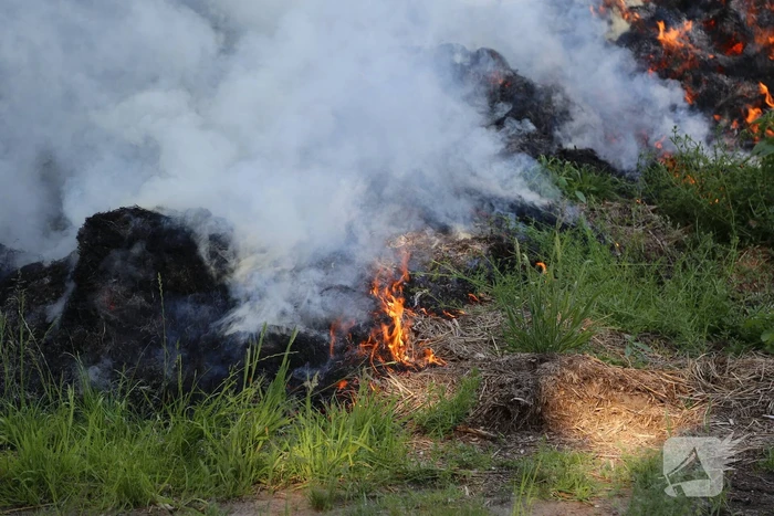 Veel rook door brand in berg gemaaid gras