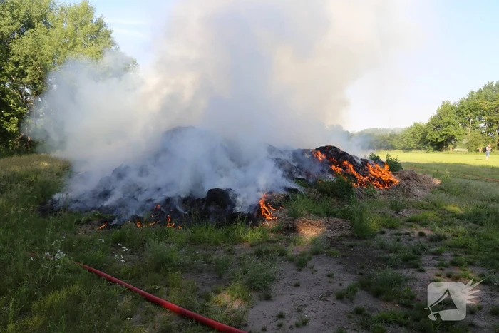 Veel rook door brand in berg gemaaid gras