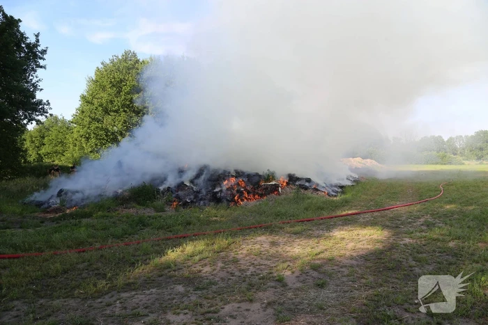 Veel rook door brand in berg gemaaid gras