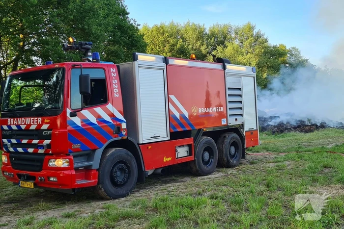 Veel rook door brand in berg gemaaid gras