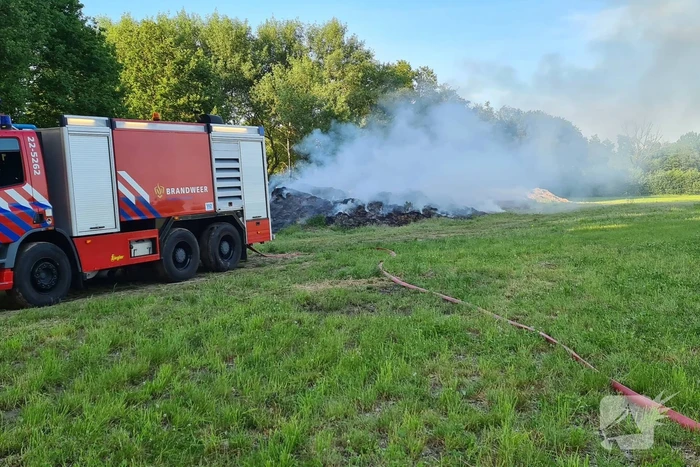 Veel rook door brand in berg gemaaid gras