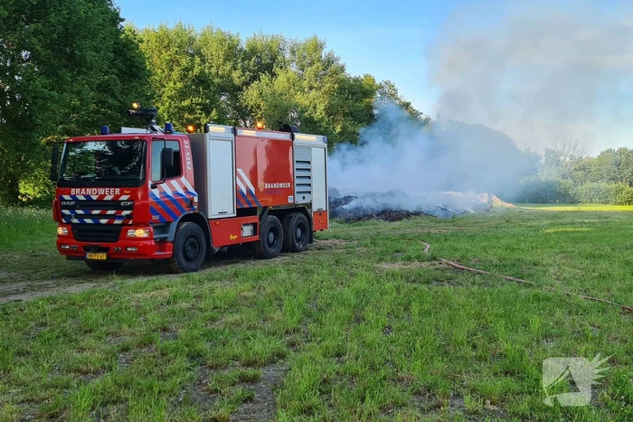 Veel rook door brand in berg gemaaid gras