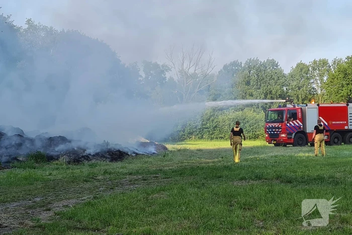 Veel rook door brand in berg gemaaid gras