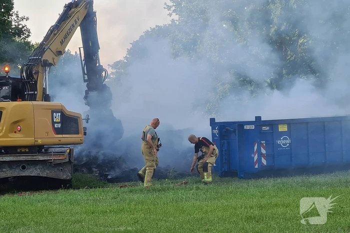 Veel rook door brand in berg gemaaid gras