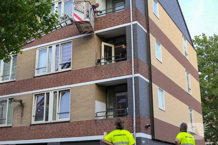 Brandweer haalt duif uit net