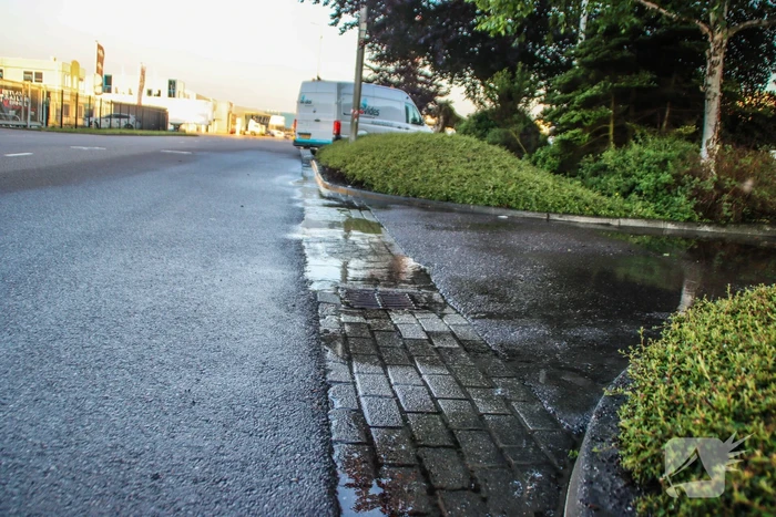 Waterlekkage op parkeerplaats van bedrijf