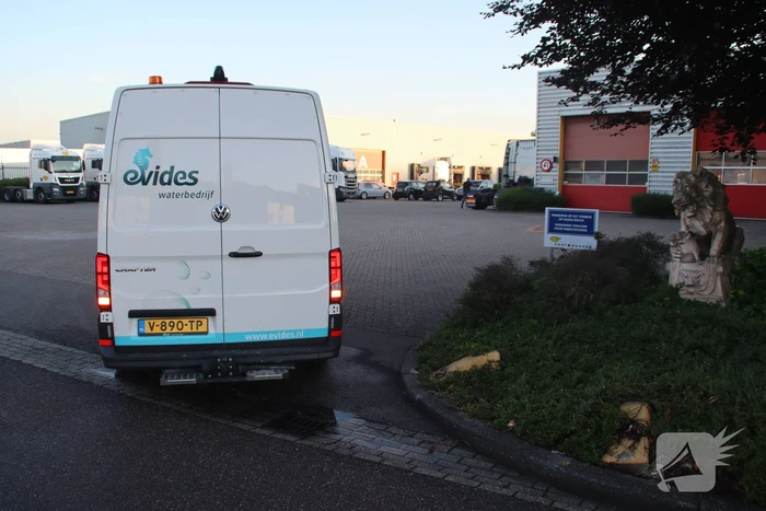Waterlekkage op parkeerplaats van bedrijf