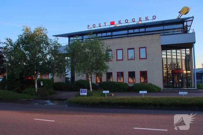 Waterlekkage op parkeerplaats van bedrijf