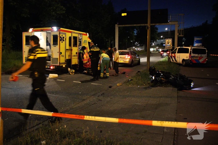Motorrijder zwaargewond bij botsing met personenauto