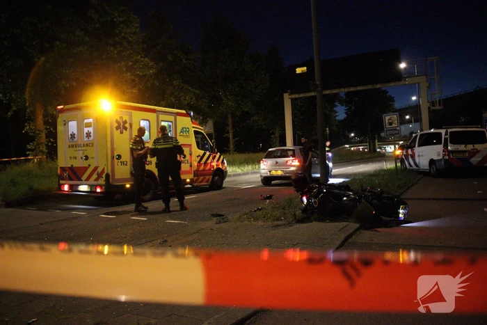 Motorrijder zwaargewond bij botsing met personenauto