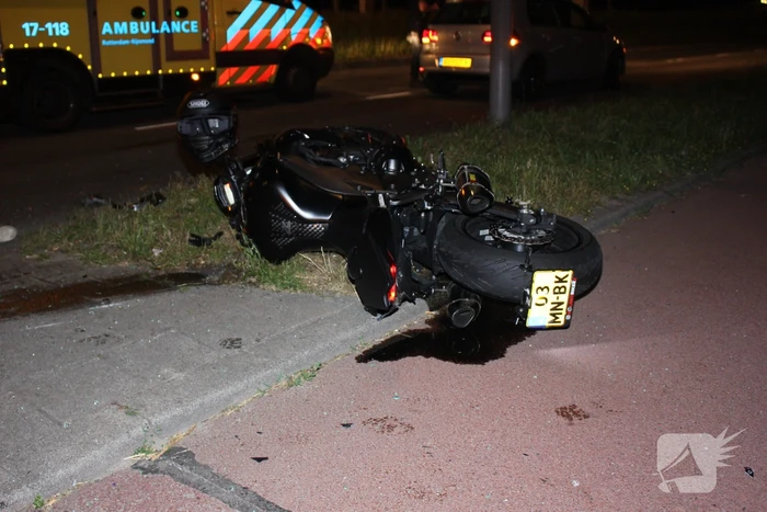 Motorrijder zwaargewond bij botsing met personenauto