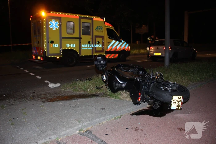 Motorrijder zwaargewond bij botsing met personenauto