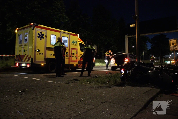 Motorrijder zwaargewond bij botsing met personenauto