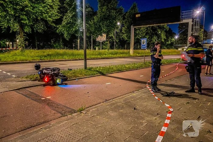 Motorrijder zwaargewond bij botsing met personenauto