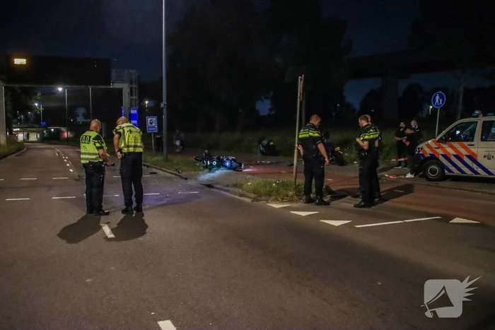 Motorrijder zwaargewond bij botsing met personenauto