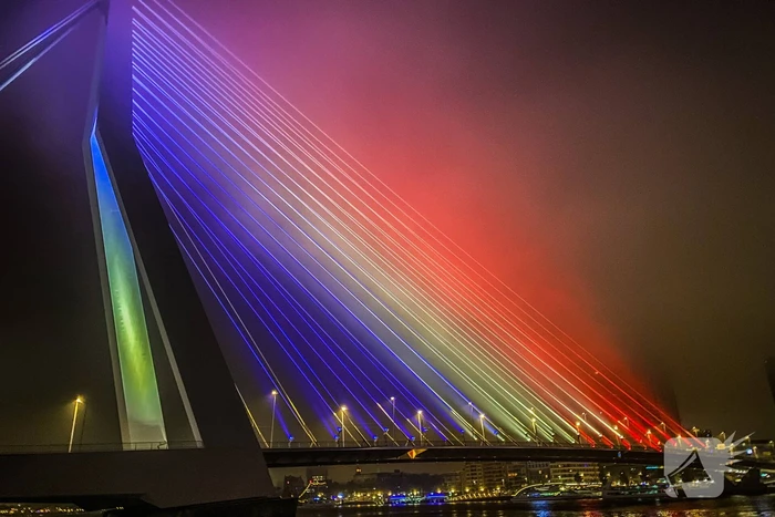 Erasmusbrug kleurt Hollands voor geslaagde leerlingen