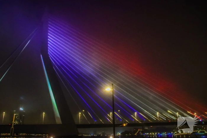 Erasmusbrug kleurt Hollands voor geslaagde leerlingen