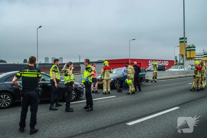 Snelweg dicht na aanrijding met vrachtwagen