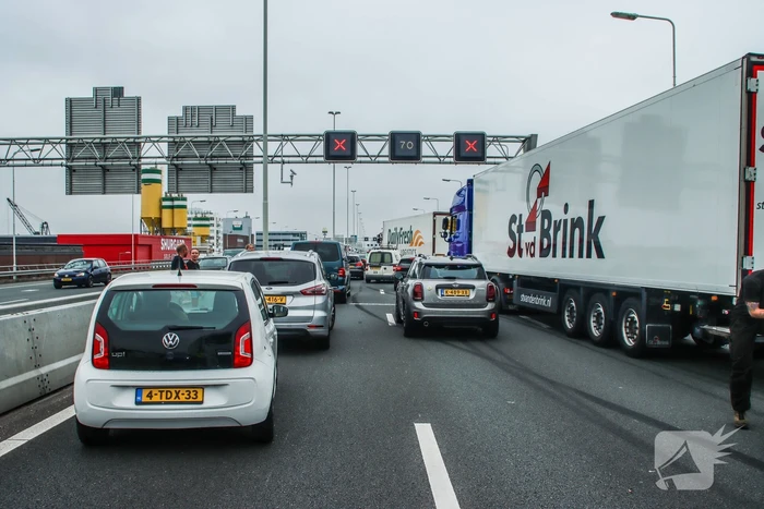 Snelweg dicht na aanrijding met vrachtwagen