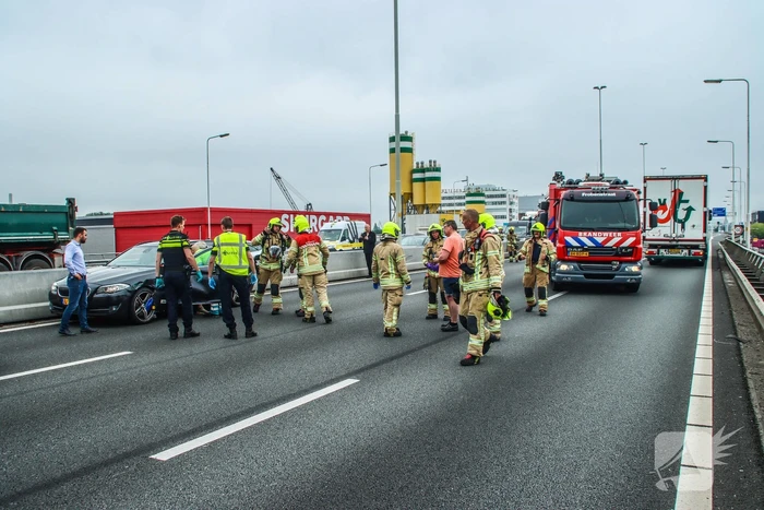 Snelweg dicht na aanrijding met vrachtwagen