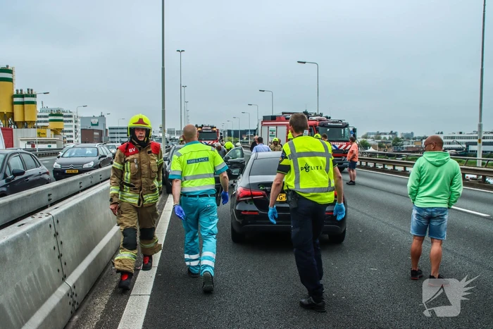 Snelweg dicht na aanrijding met vrachtwagen
