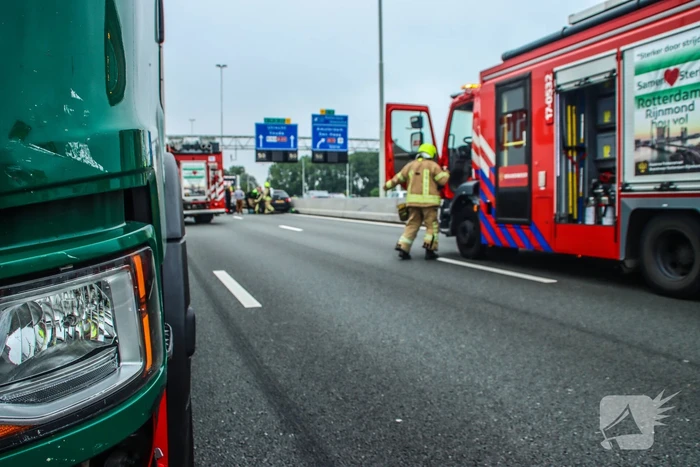 Snelweg dicht na aanrijding met vrachtwagen