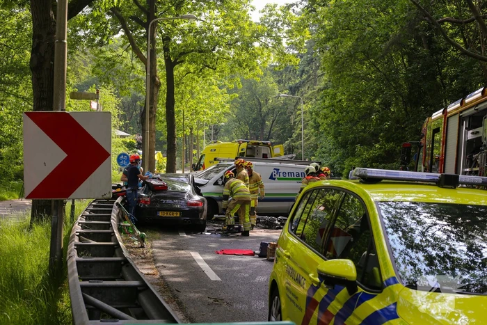 Persoon bekneld in voertuig na ernstig ongeval