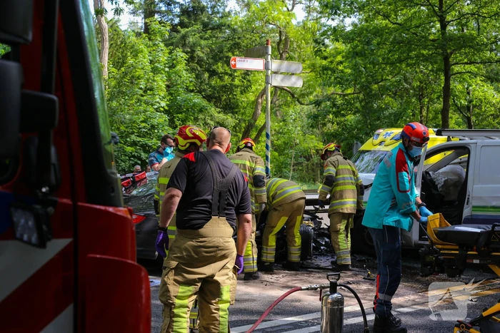 Persoon bekneld in voertuig na ernstig ongeval