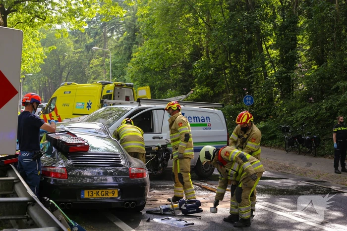 Persoon bekneld in voertuig na ernstig ongeval
