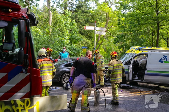 Persoon bekneld in voertuig na ernstig ongeval