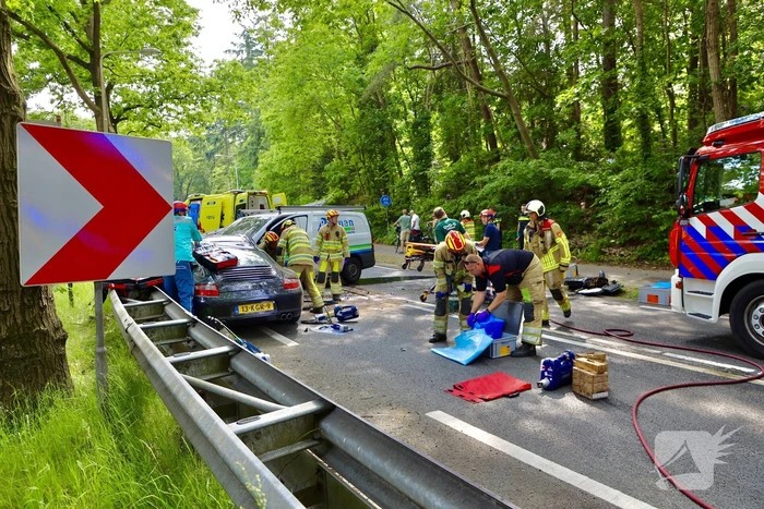 Persoon bekneld in voertuig na ernstig ongeval