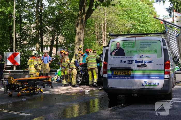 Persoon bekneld in voertuig na ernstig ongeval