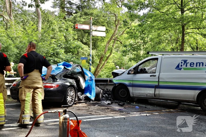Persoon bekneld in voertuig na ernstig ongeval