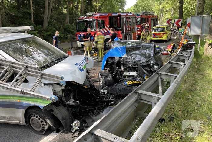 Persoon bekneld in voertuig na ernstig ongeval