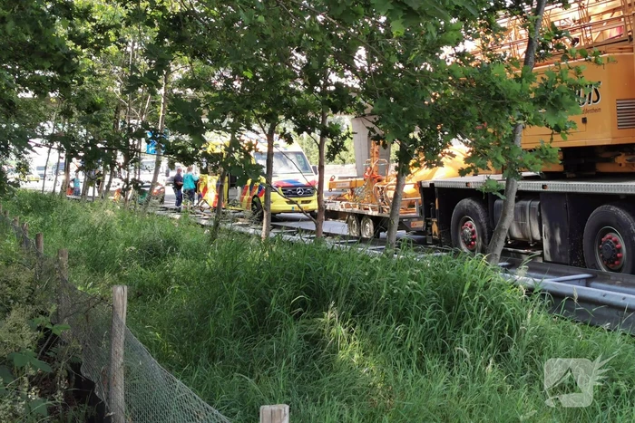Kraanwagen botst achterop werkverkeervoertuig