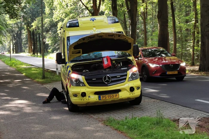 Ambulance krijgt pech tijdens spoedrit