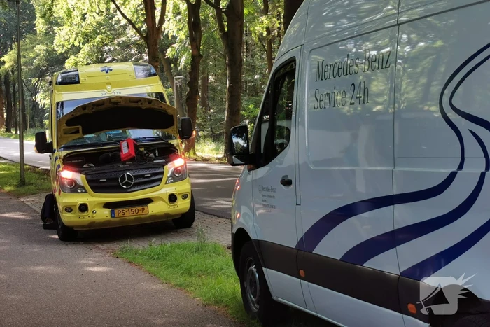 Ambulance krijgt pech tijdens spoedrit