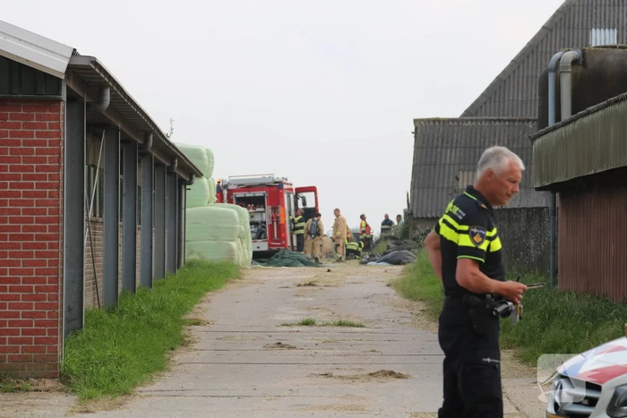 Brandweer blust brand in loods van boerderij
