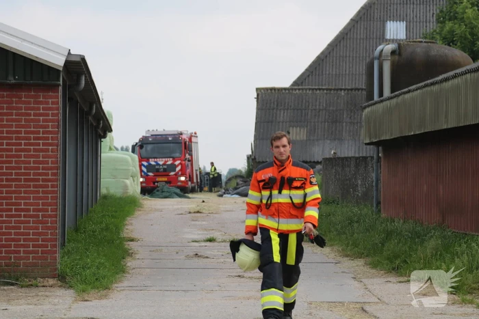Brandweer blust brand in loods van boerderij