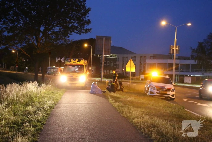 Twee gewonden na aanrijding met paal