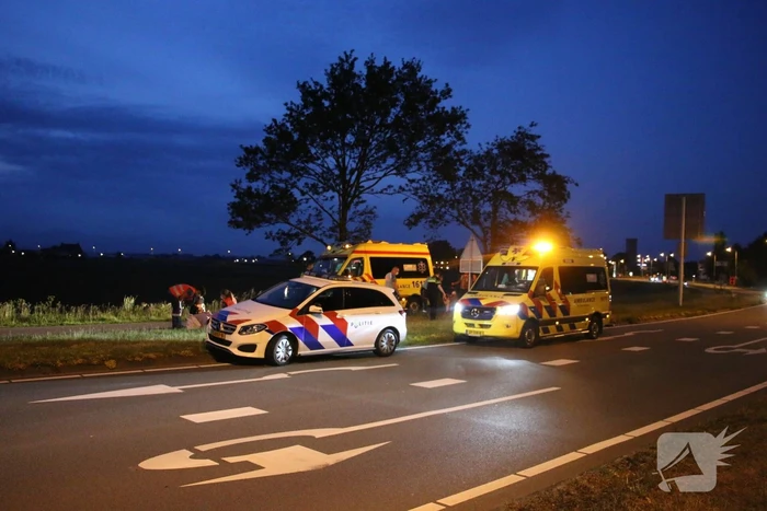Twee gewonden na aanrijding met paal