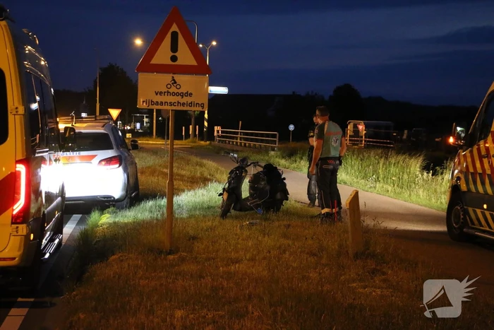 Twee gewonden na aanrijding met paal
