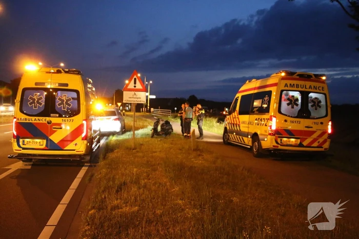 Twee gewonden na aanrijding met paal