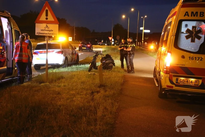 Twee gewonden na aanrijding met paal